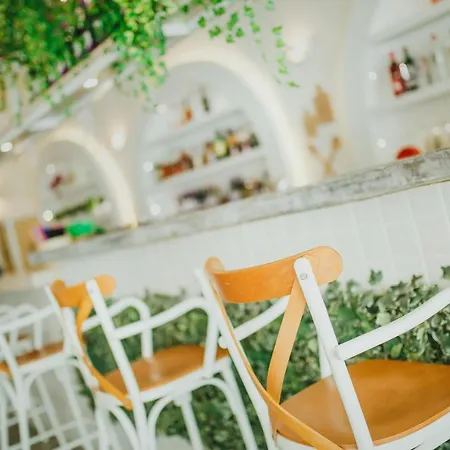 One Bedroom In Caesar & Spa, Long