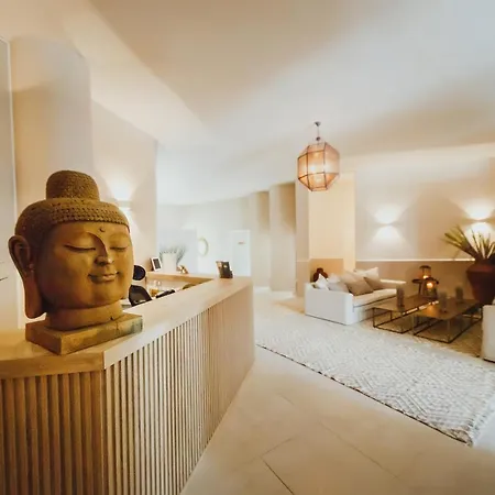 One Bedroom In Caesar & Spa, Long