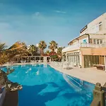 One Bedroom In Caesar & Spa, Long