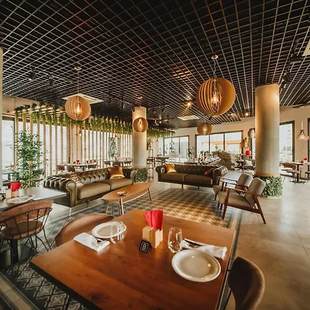 One Bedroom In Caesar & Spa, Long